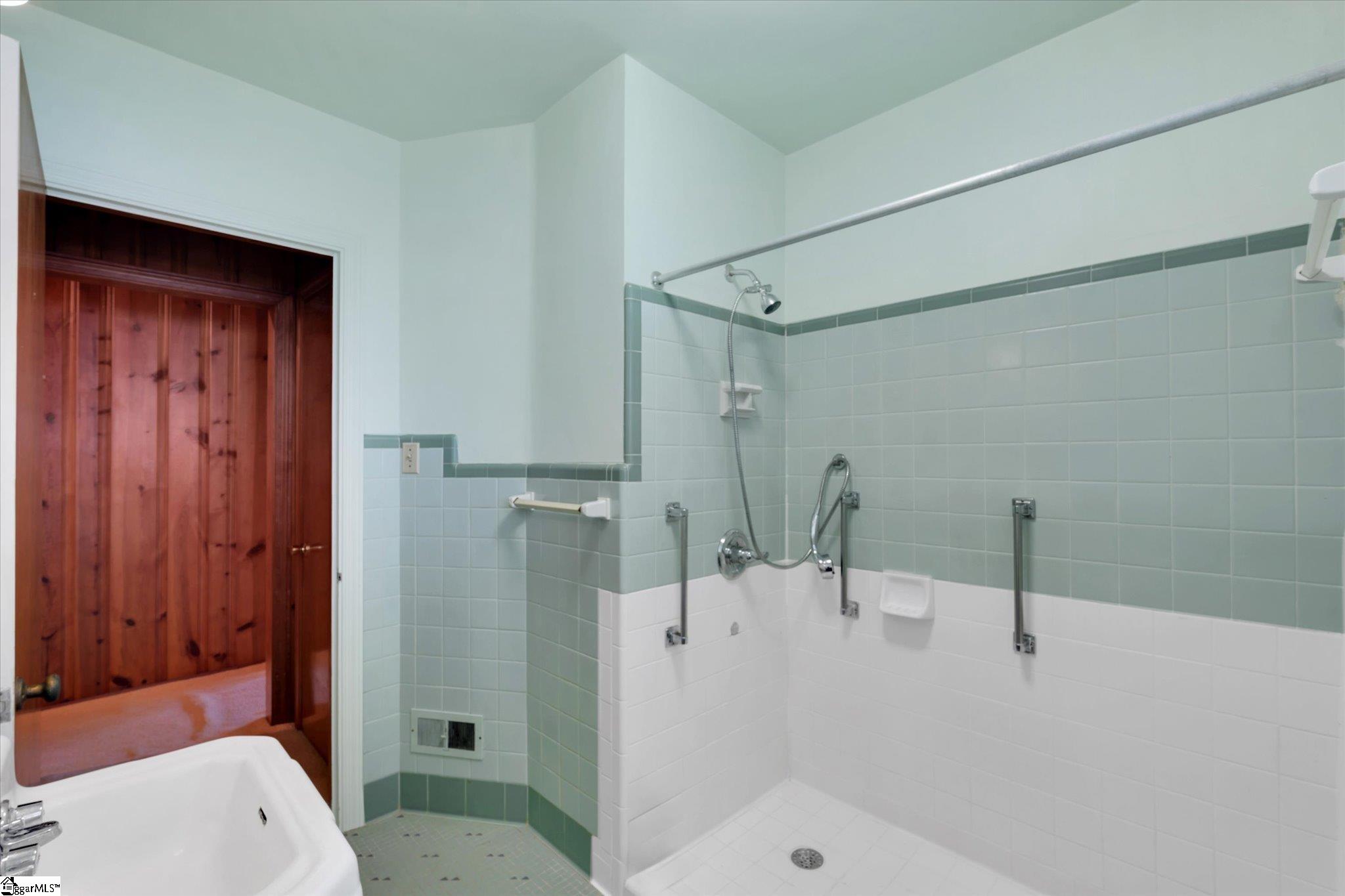 Clinton, South Carolina 29325, United States, 3 Bedrooms Bedrooms, ,2 BathroomsBathrooms,Residential,Pending,127902