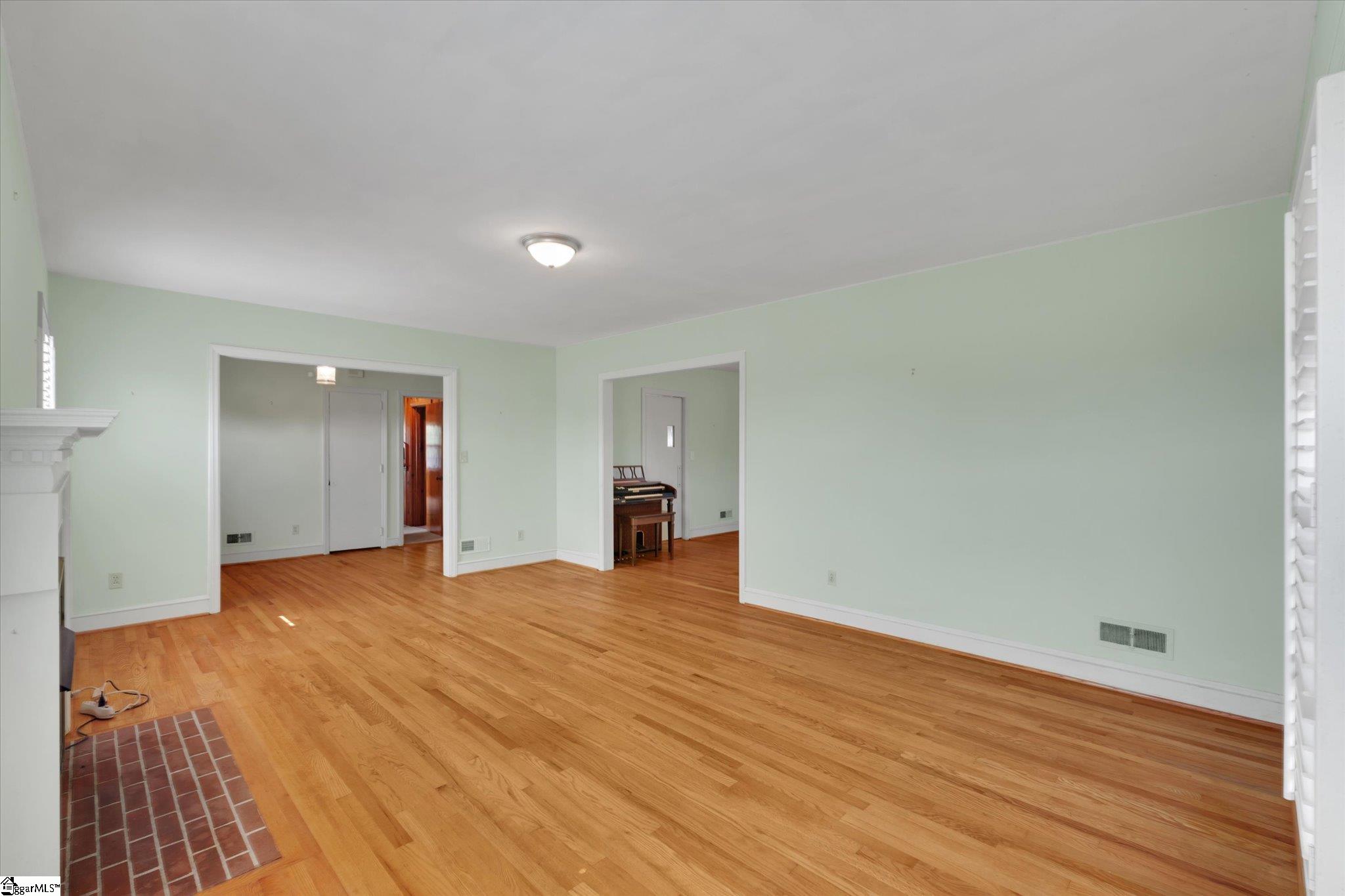 Clinton, South Carolina 29325, United States, 3 Bedrooms Bedrooms, ,2 BathroomsBathrooms,Residential,Pending,127902