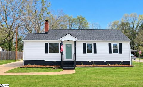 Photo of 118 Woodland Drive, Greenville, SC 29617 (MLS # 1589367)