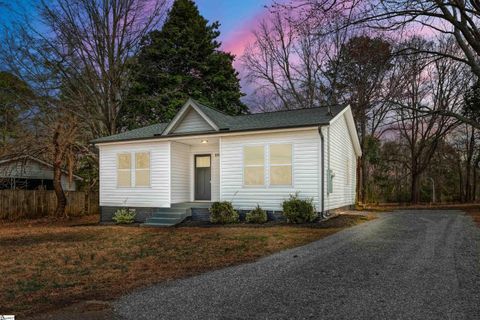 Photo of 325 Hillcrest Circle, Anderson, SC 29624 (MLS # 1583131)