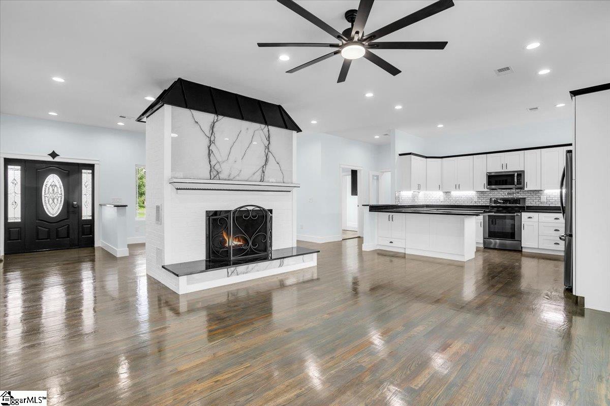 Taylors, South Carolina 29687, United States, 4 Bedrooms Bedrooms, ,3 BathroomsBathrooms,Residential,Active,200836