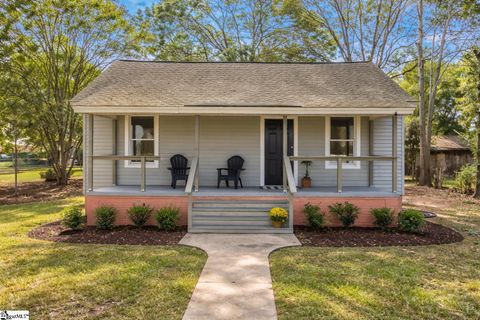 Photo of 207 Brooks Avenue, Greenville, SC 29617 (MLS # 1578052)