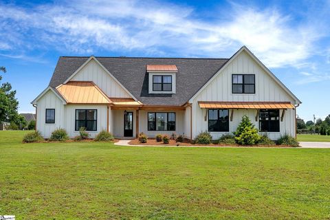 Photo of 110 Chicken Foot Creek Road, Woodruff, SC 29388 (MLS # 1559752)