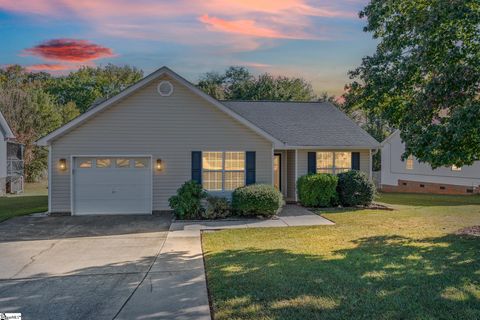 Photo of 33 Michell Drive, Taylors, SC 29687 (MLS # 1573216) Photo of 33 Michell Drive, Taylors, SC 29687 (MLS # 1573216)
