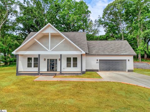 Photo of 208 Pinehaven Street, Laurens, SC 29360 (MLS # 1590742)