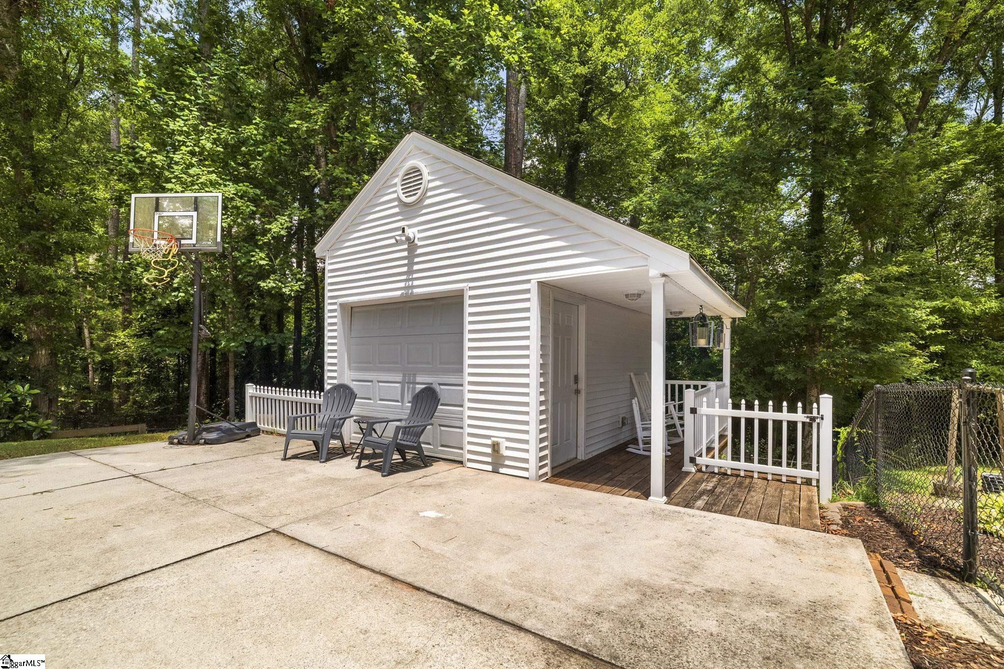 113 Roslyn Drive