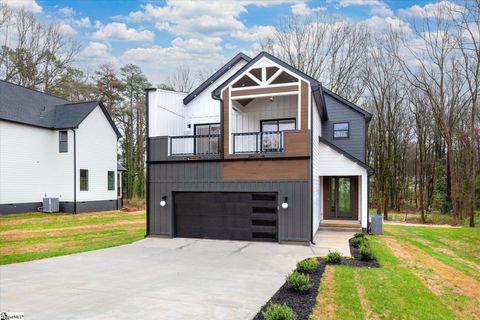 Photo of 6 Mckinley Drive, Greenville, SC 29611 (MLS # 1584348)