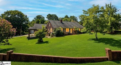 Photo of 6 Woodlawn Drive, Ware Shoals, SC 29692 (MLS # 1586623)