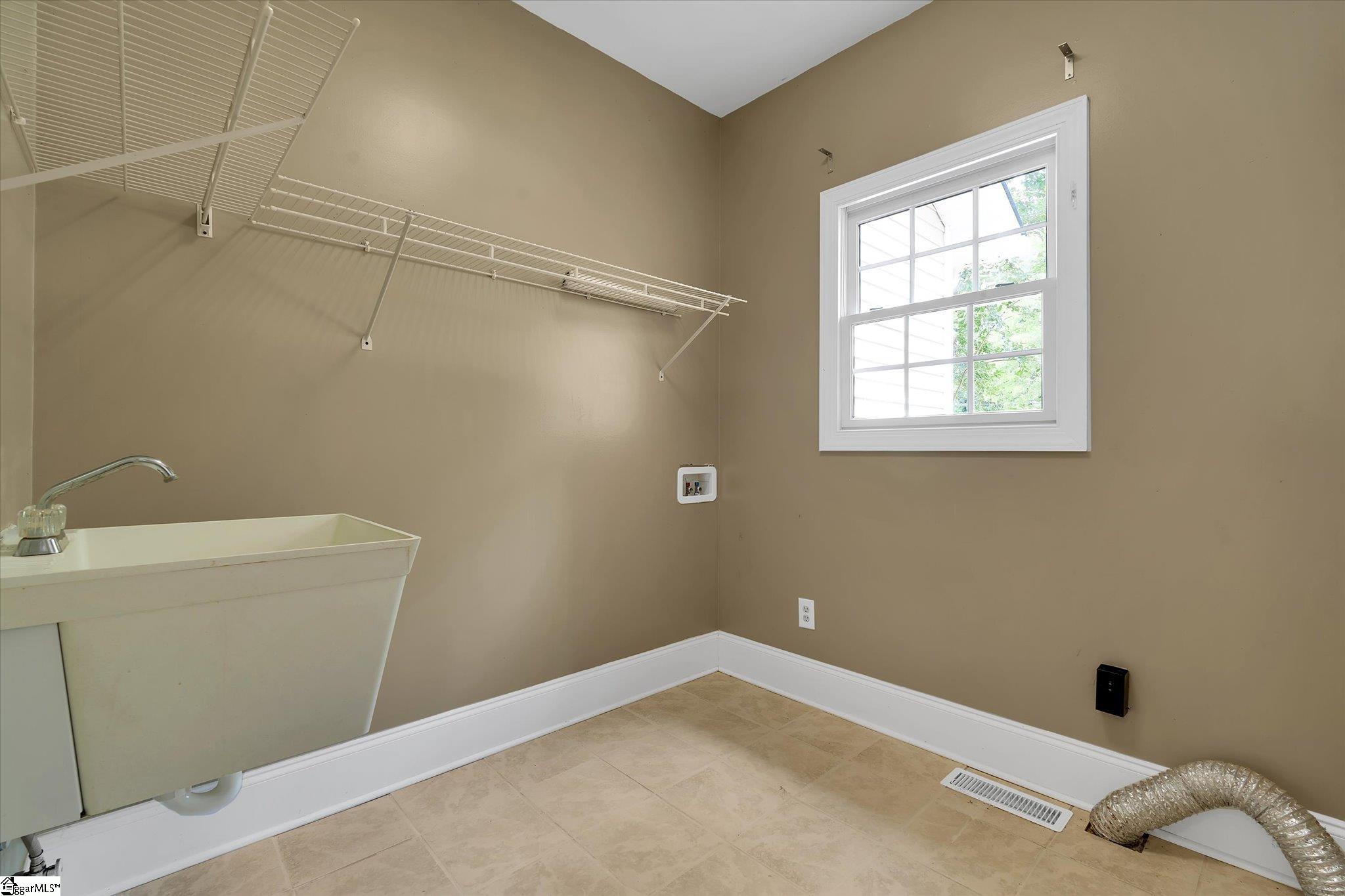 Clinton, South Carolina 29325, United States, 4 Bedrooms Bedrooms, ,4 BathroomsBathrooms,Residential,Contingent,151526