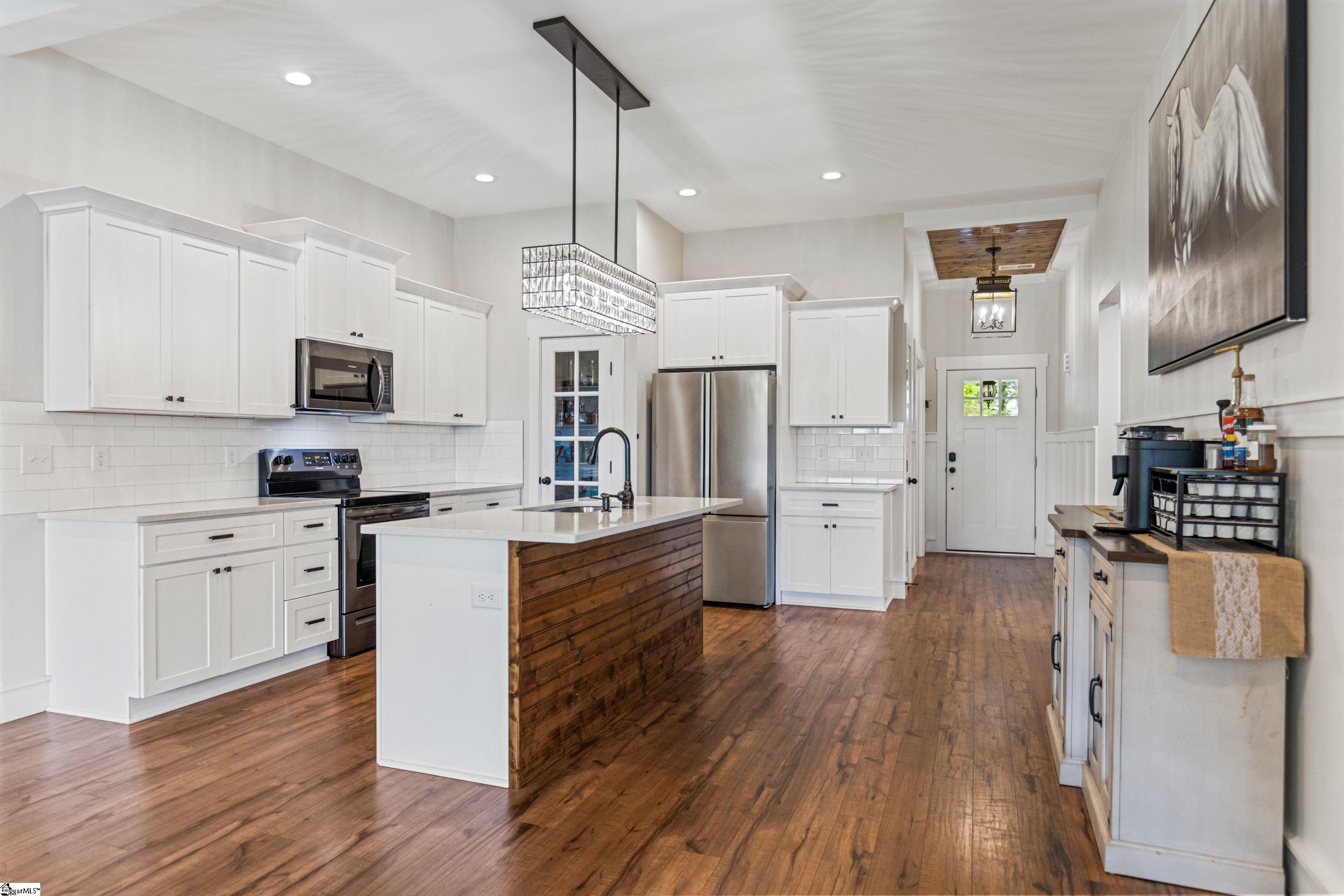 604 Robin Hood Lane
