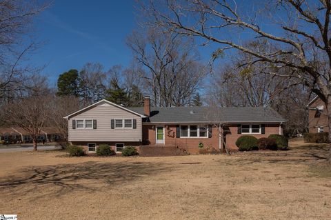 Photo of 332 St James Drive, Spartanburg, SC 29301 (MLS # 1582735)