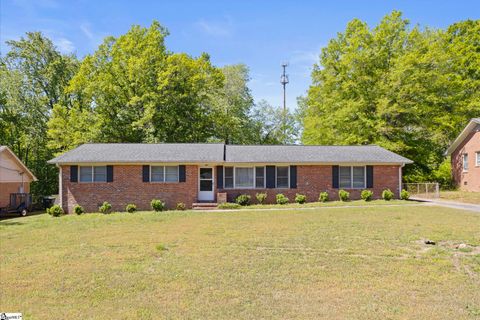 Photo of 126 Avon Drive, Taylors, SC 29687 (MLS # 1588478)
