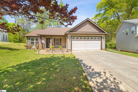 Photo of 113 Crofton Court, Easley, SC 29642 (MLS # 1588000)