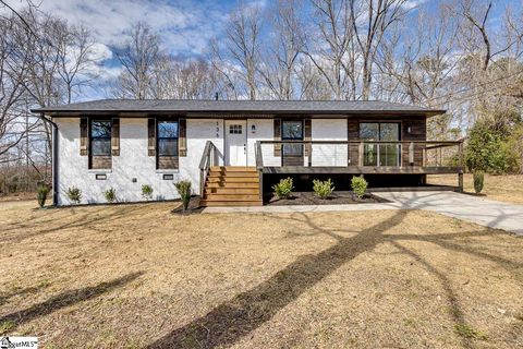 Photo of 136 W Bluford Street, Clinton, SC 29325 (MLS # 1582250)