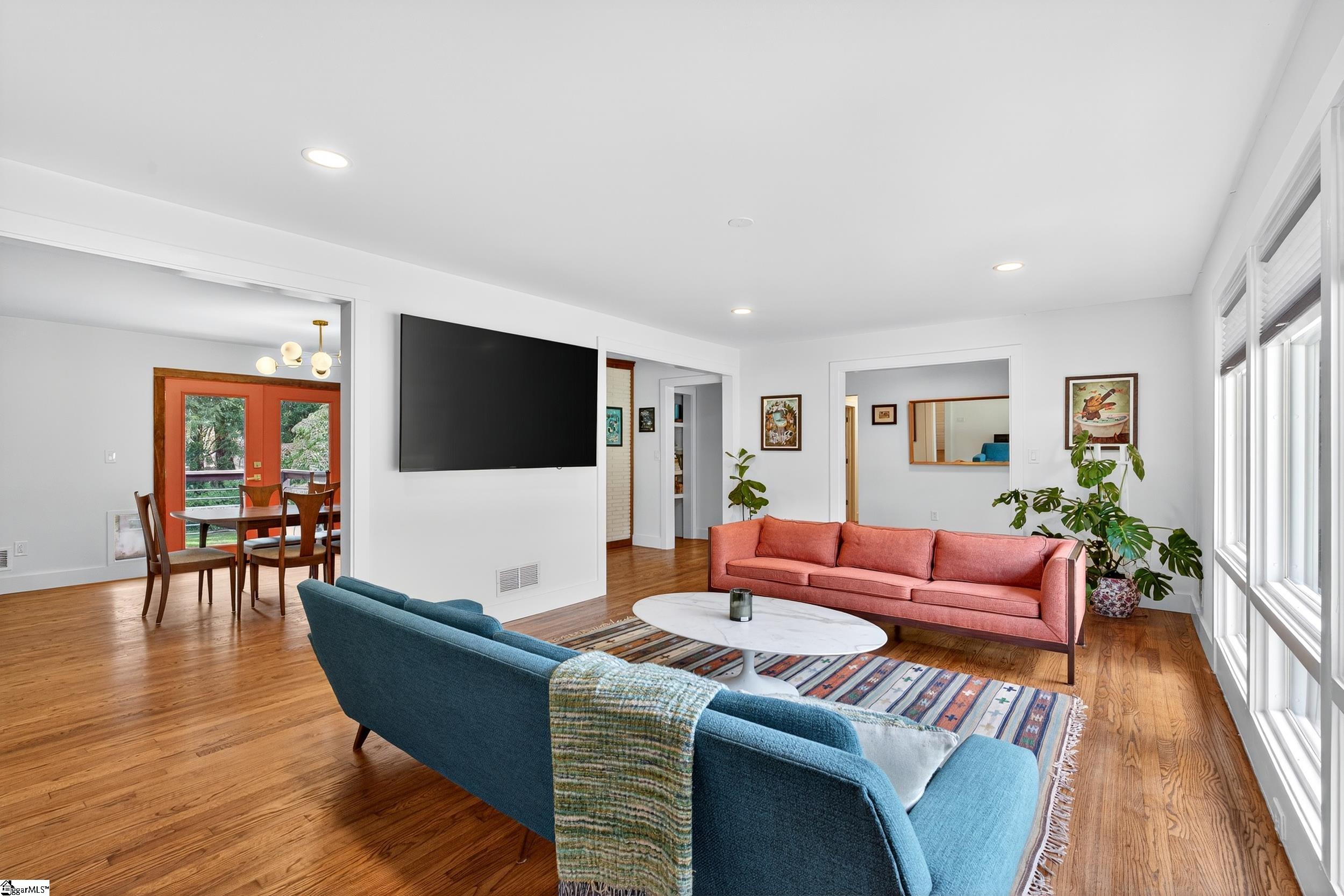 Greenville, South Carolina 29609, United States, 3 Bedrooms Bedrooms, ,2 BathroomsBathrooms,Residential,Pending,213607