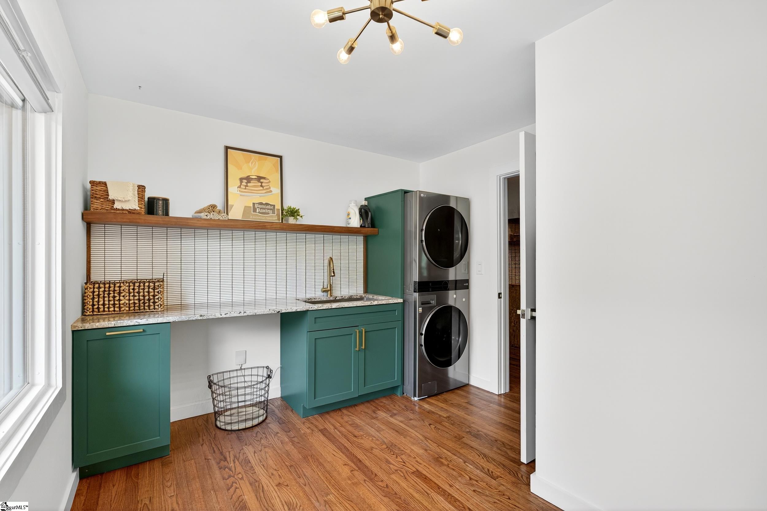 Greenville, South Carolina 29609, United States, 3 Bedrooms Bedrooms, ,2 BathroomsBathrooms,Residential,Pending,213607