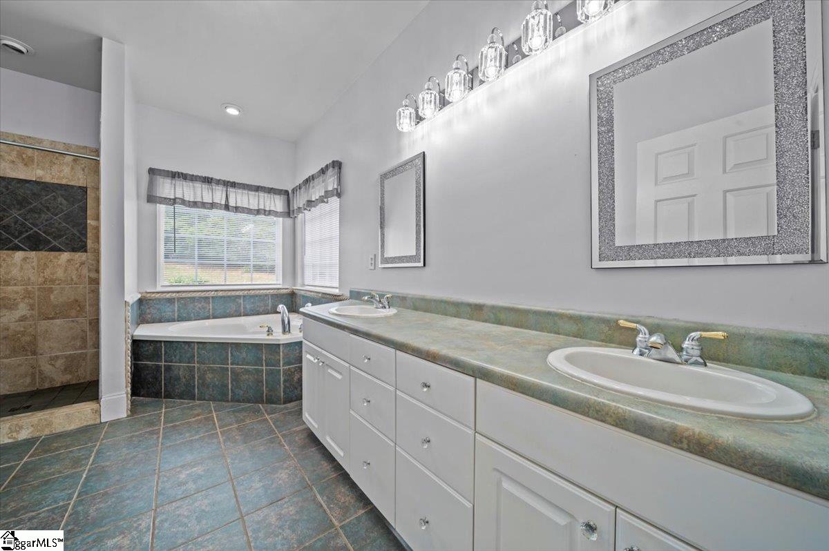 Simpsonville, South Carolina 29681, United States, 3 Bedrooms Bedrooms, ,3 BathroomsBathrooms,Residential,Contingent,183762