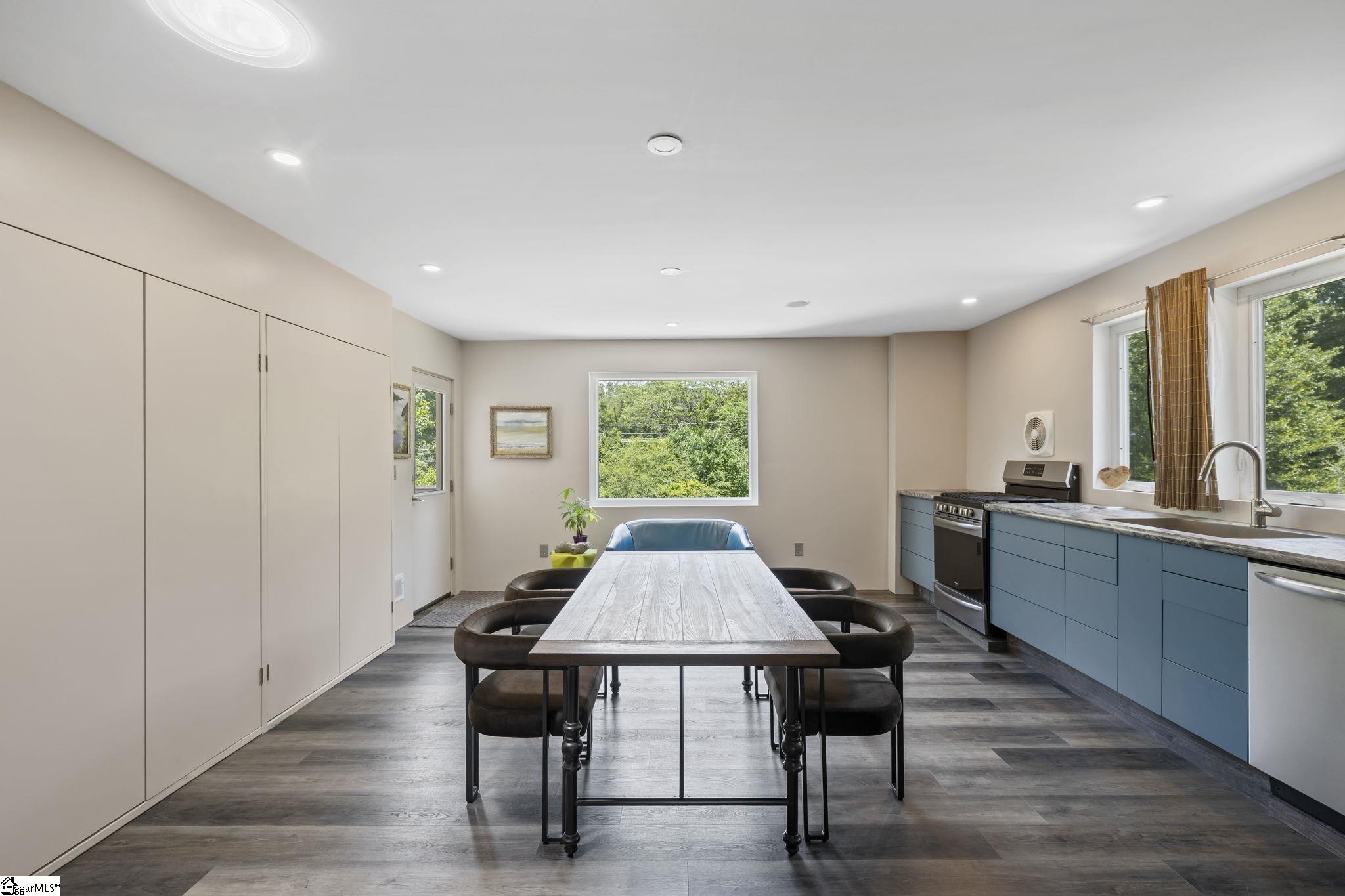 Greenville, South Carolina 29617, United States, 3 Bedrooms Bedrooms, ,2 BathroomsBathrooms,Residential,Contingent,217681