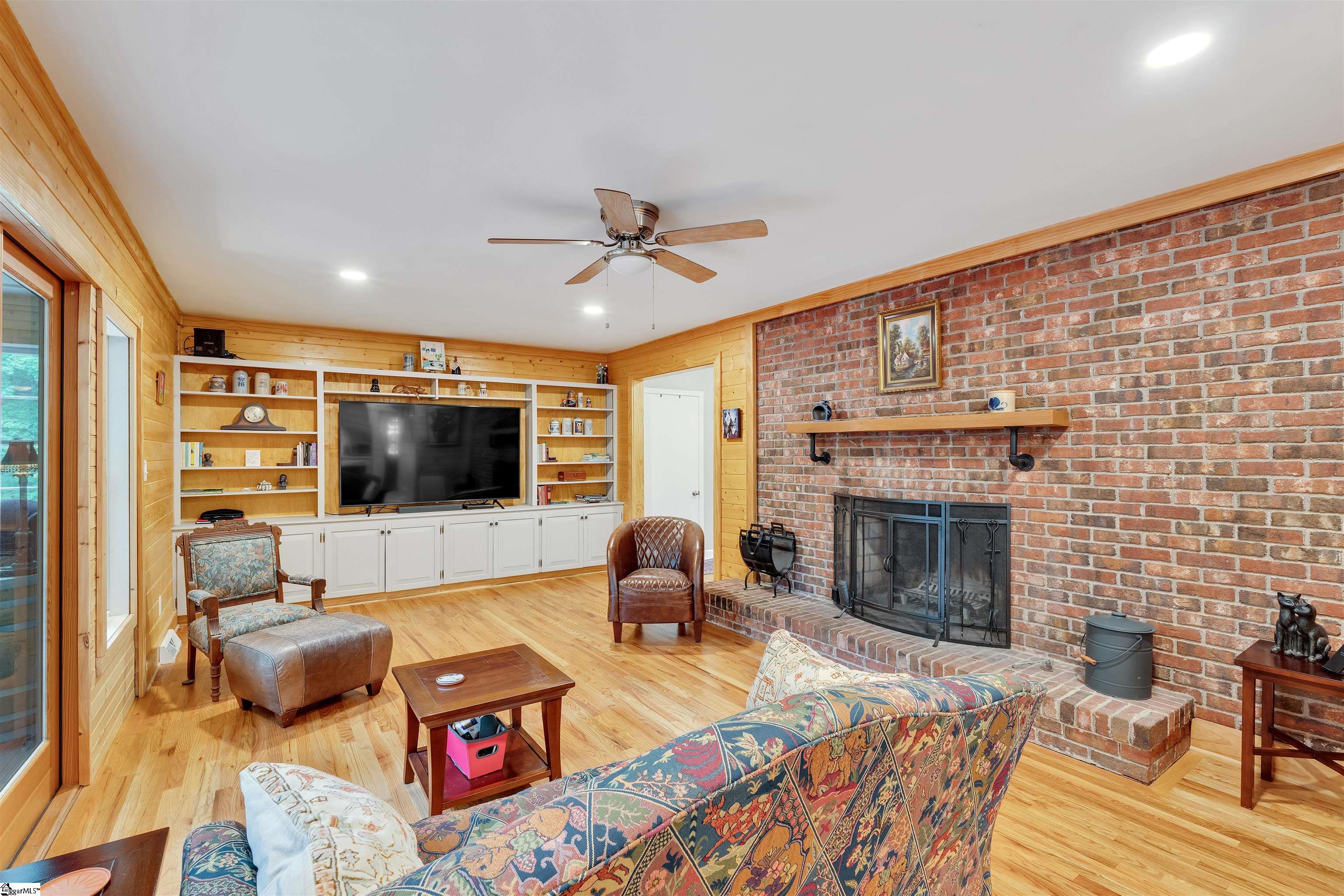 Greenville, South Carolina 29609, United States, 3 Bedrooms Bedrooms, ,2 BathroomsBathrooms,Residential,Contingent,143780