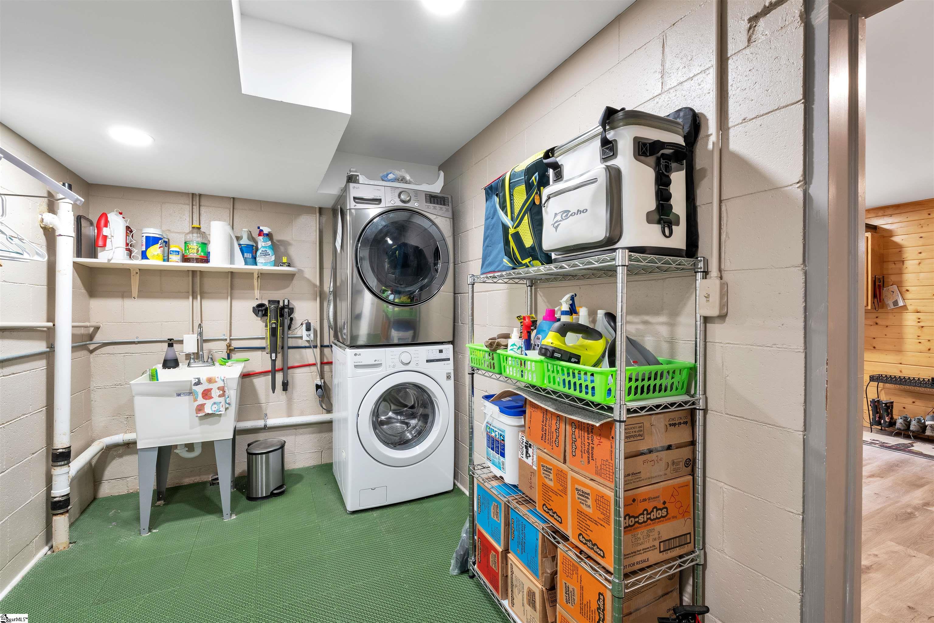 Greenville, South Carolina 29609, United States, 3 Bedrooms Bedrooms, ,2 BathroomsBathrooms,Residential,Contingent,143780