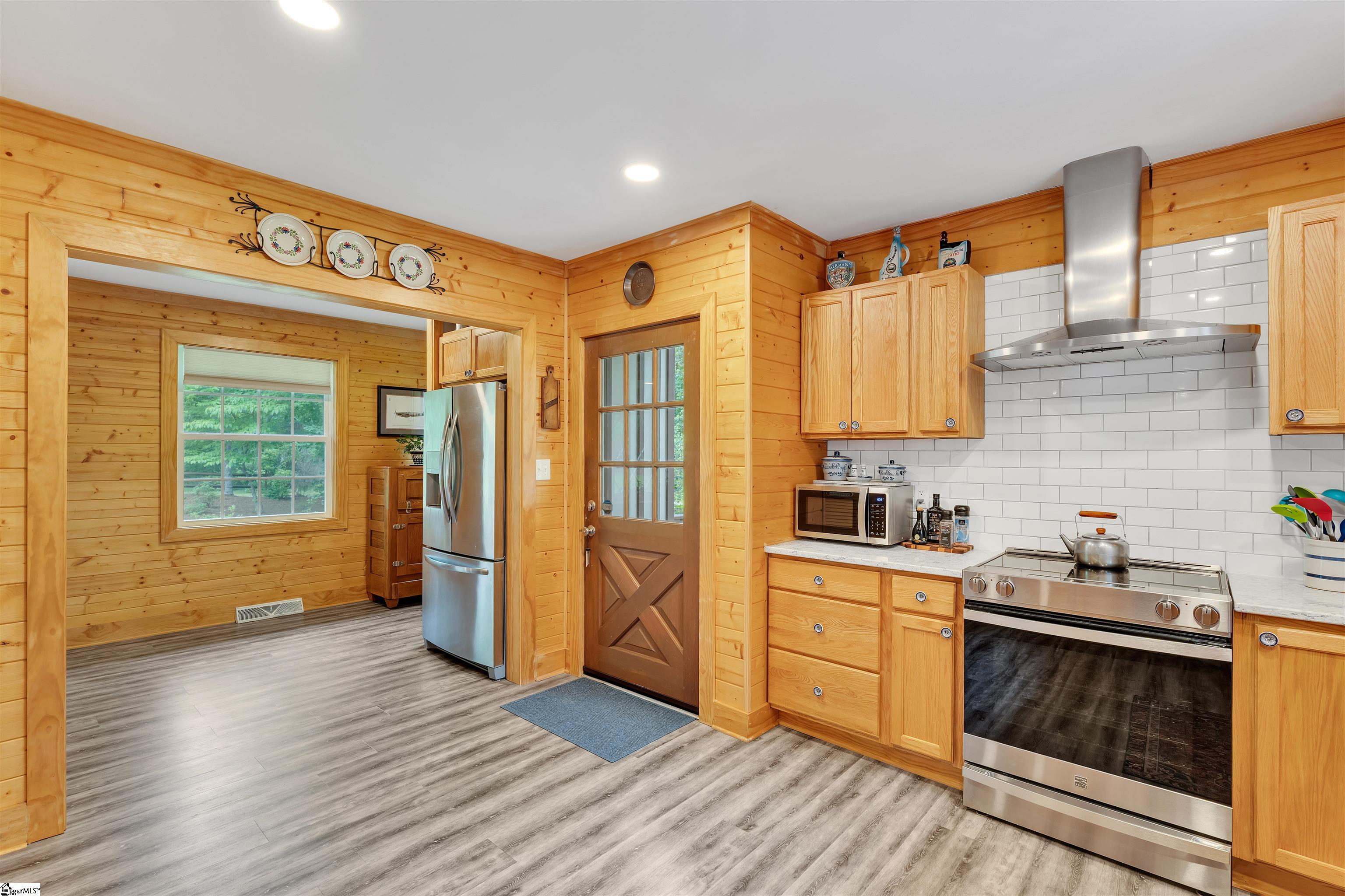 Greenville, South Carolina 29609, United States, 3 Bedrooms Bedrooms, ,2 BathroomsBathrooms,Residential,Contingent,143780