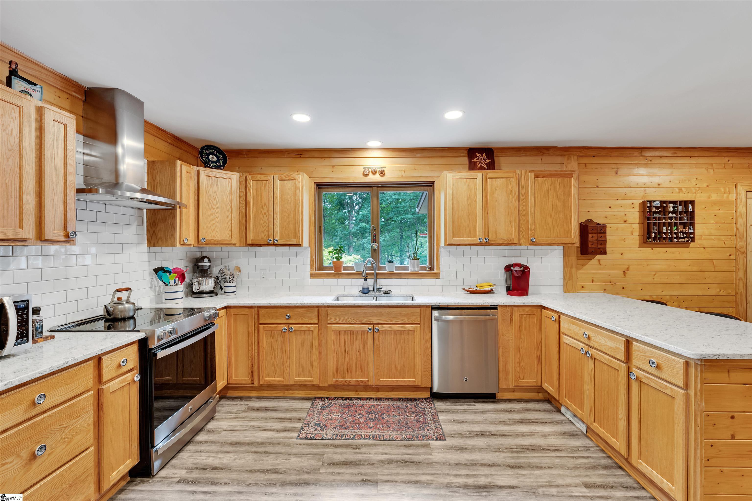 Greenville, South Carolina 29609, United States, 3 Bedrooms Bedrooms, ,2 BathroomsBathrooms,Residential,Contingent,143780