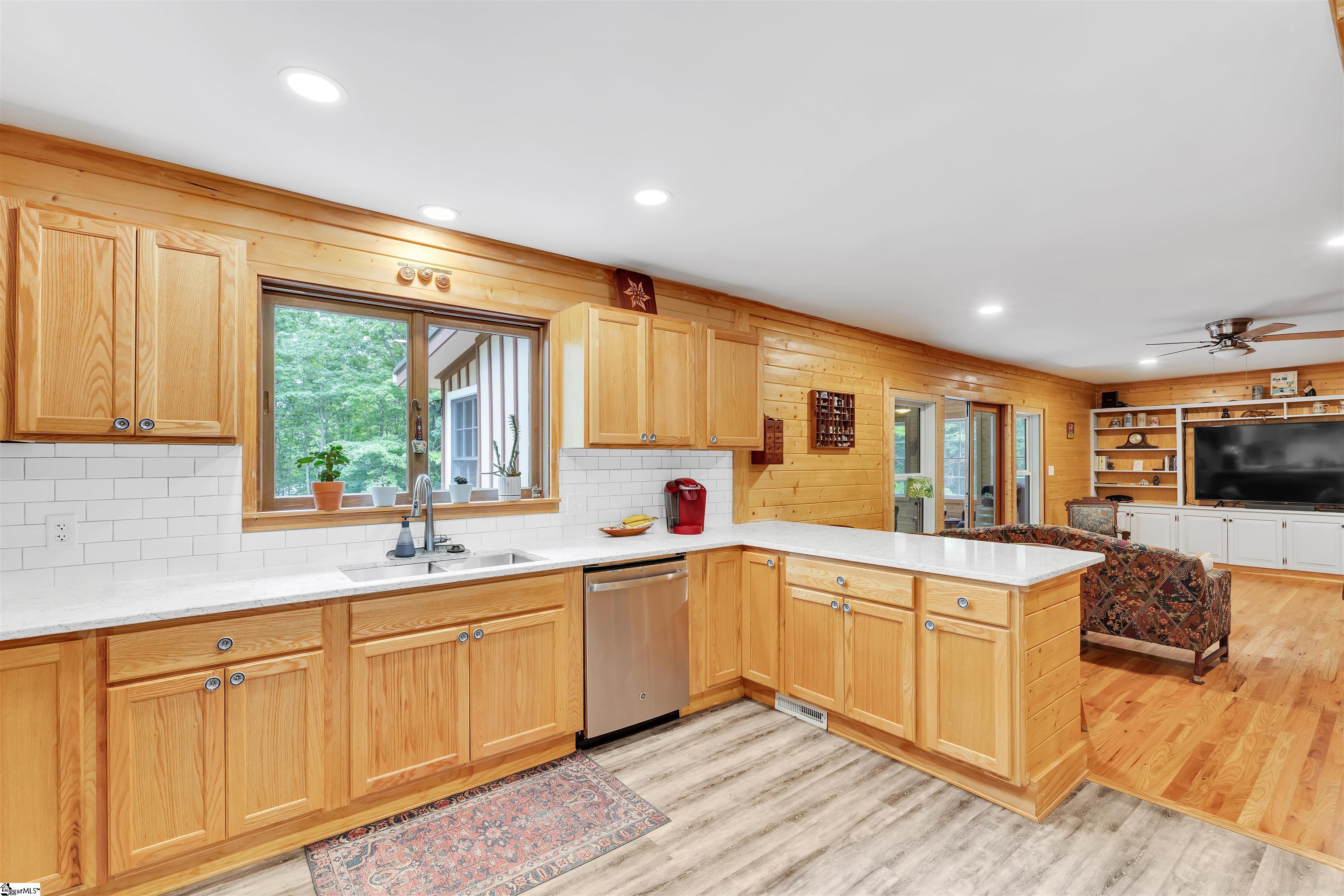 Greenville, South Carolina 29609, United States, 3 Bedrooms Bedrooms, ,2 BathroomsBathrooms,Residential,Contingent,143780