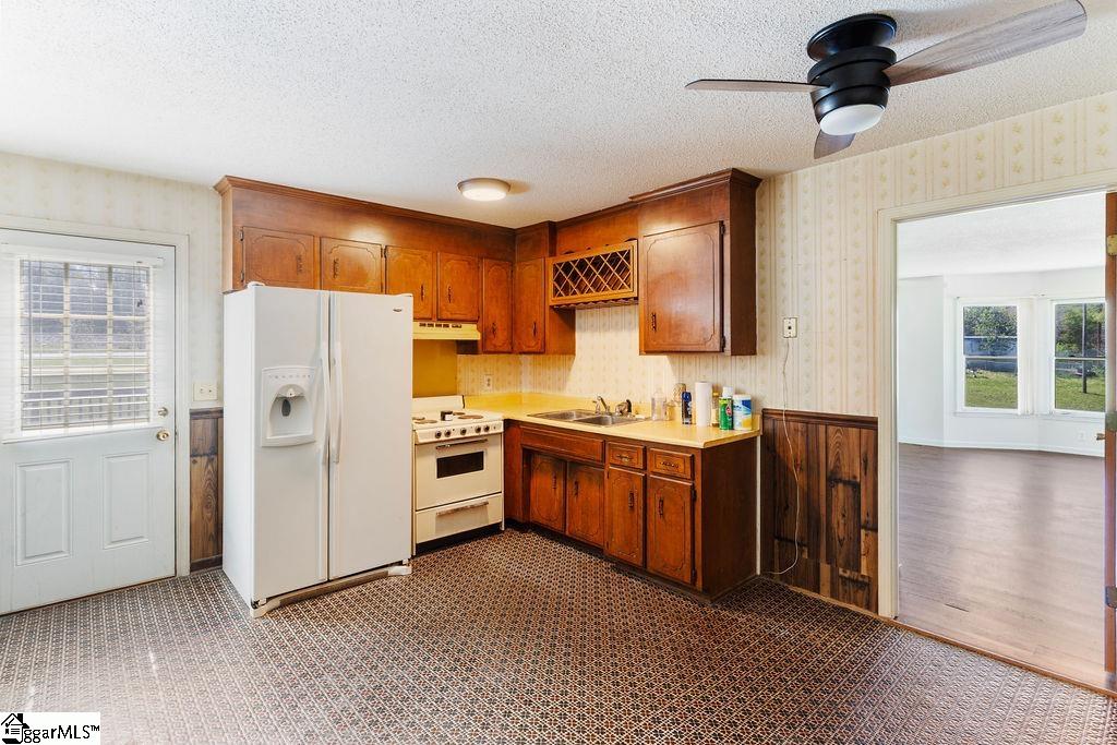 221 Lakeview Drive