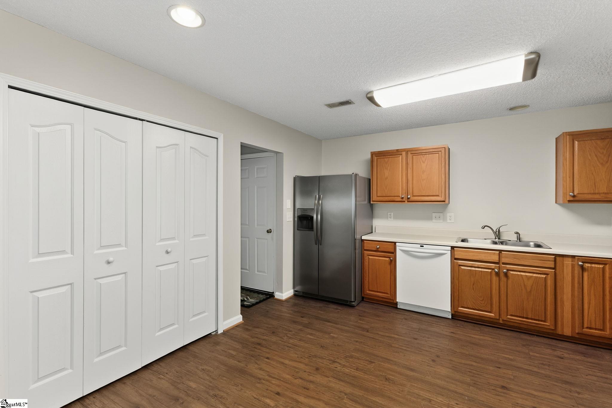 Greenville, South Carolina 29617, United States, 3 Bedrooms Bedrooms, ,2 BathroomsBathrooms,Residential,Contingent,194756