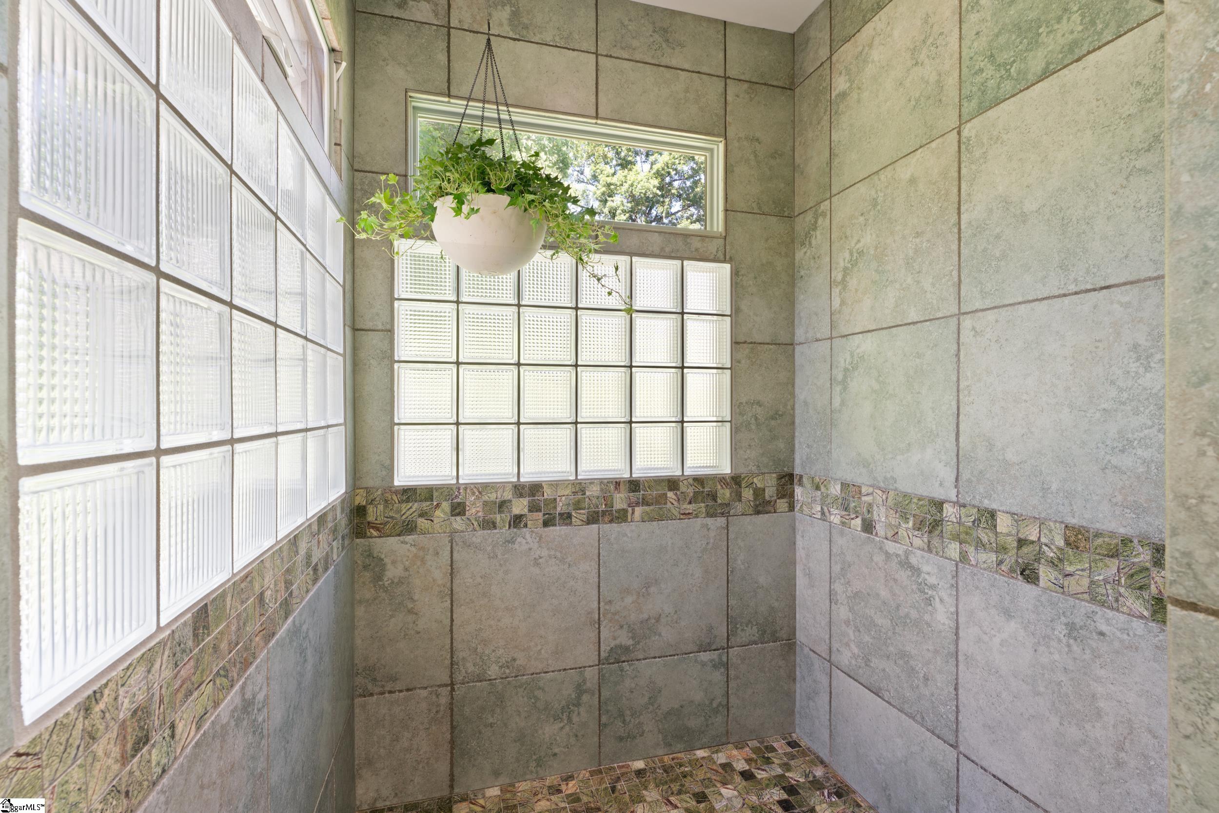 Greenville, South Carolina 29605, United States, 3 Bedrooms Bedrooms, ,3 BathroomsBathrooms,Residential,Contingent,139925