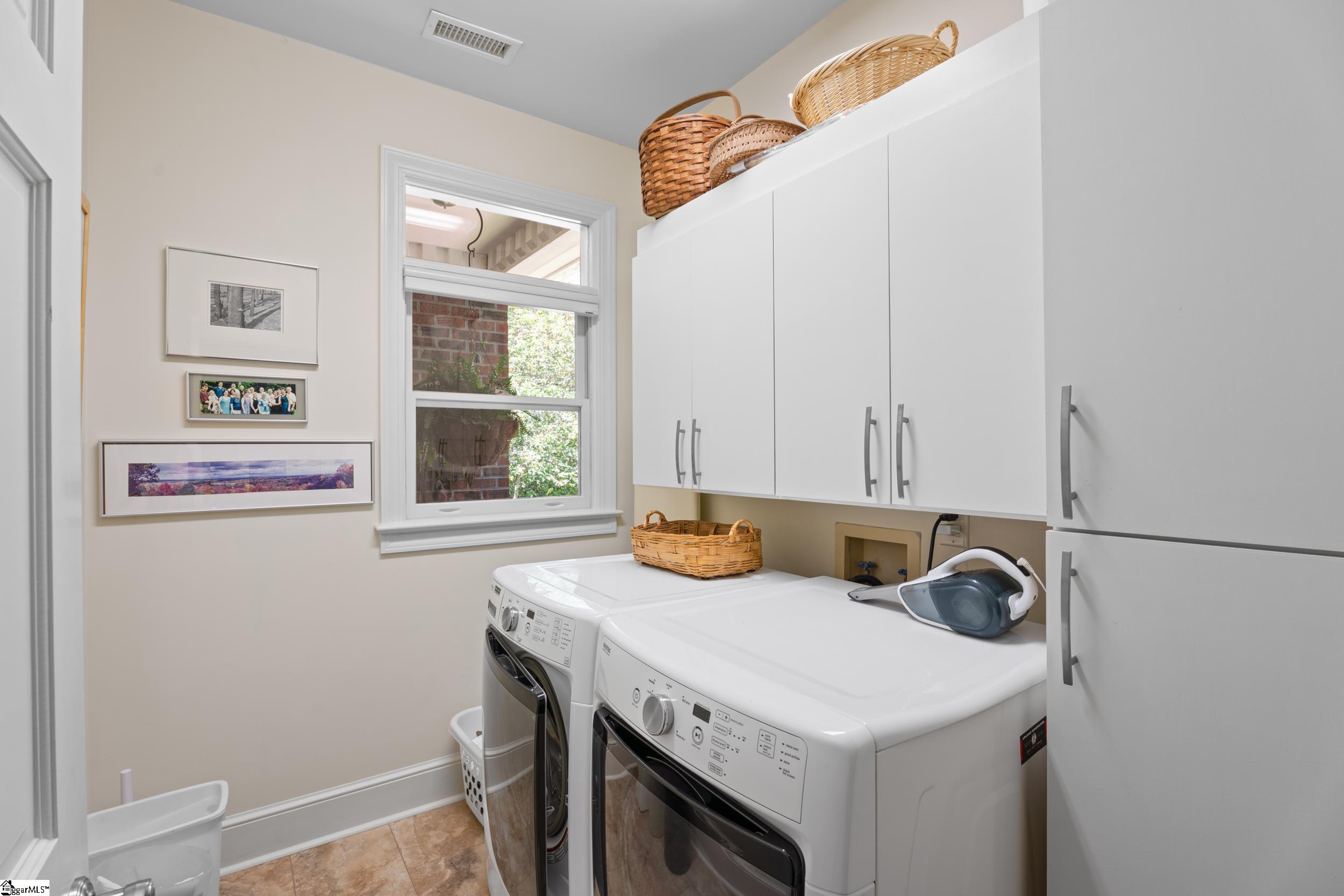 Greenville, South Carolina 29605, United States, 3 Bedrooms Bedrooms, ,3 BathroomsBathrooms,Residential,Contingent,139925