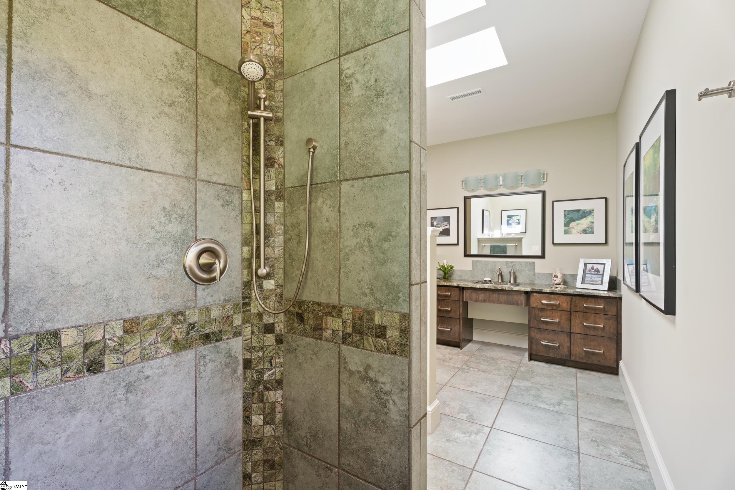 Greenville, South Carolina 29605, United States, 3 Bedrooms Bedrooms, ,3 BathroomsBathrooms,Residential,Contingent,139925