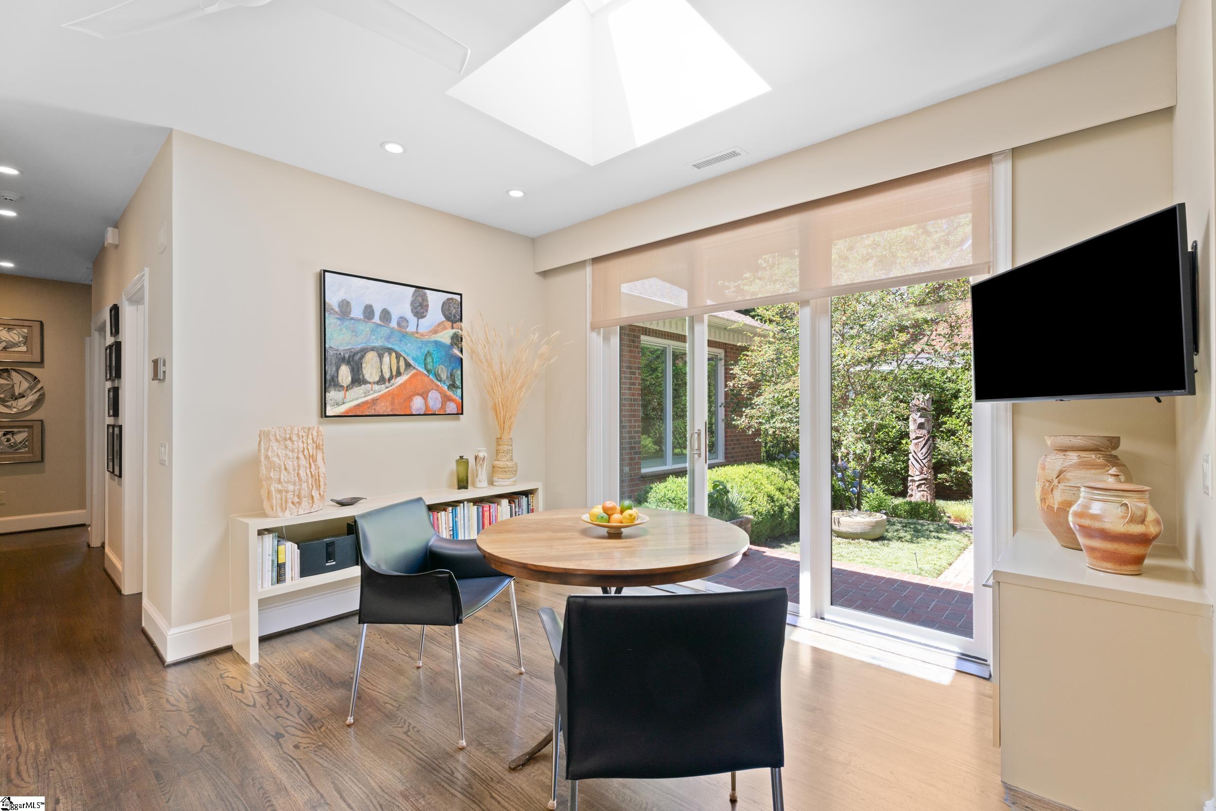 Greenville, South Carolina 29605, United States, 3 Bedrooms Bedrooms, ,3 BathroomsBathrooms,Residential,Contingent,139925