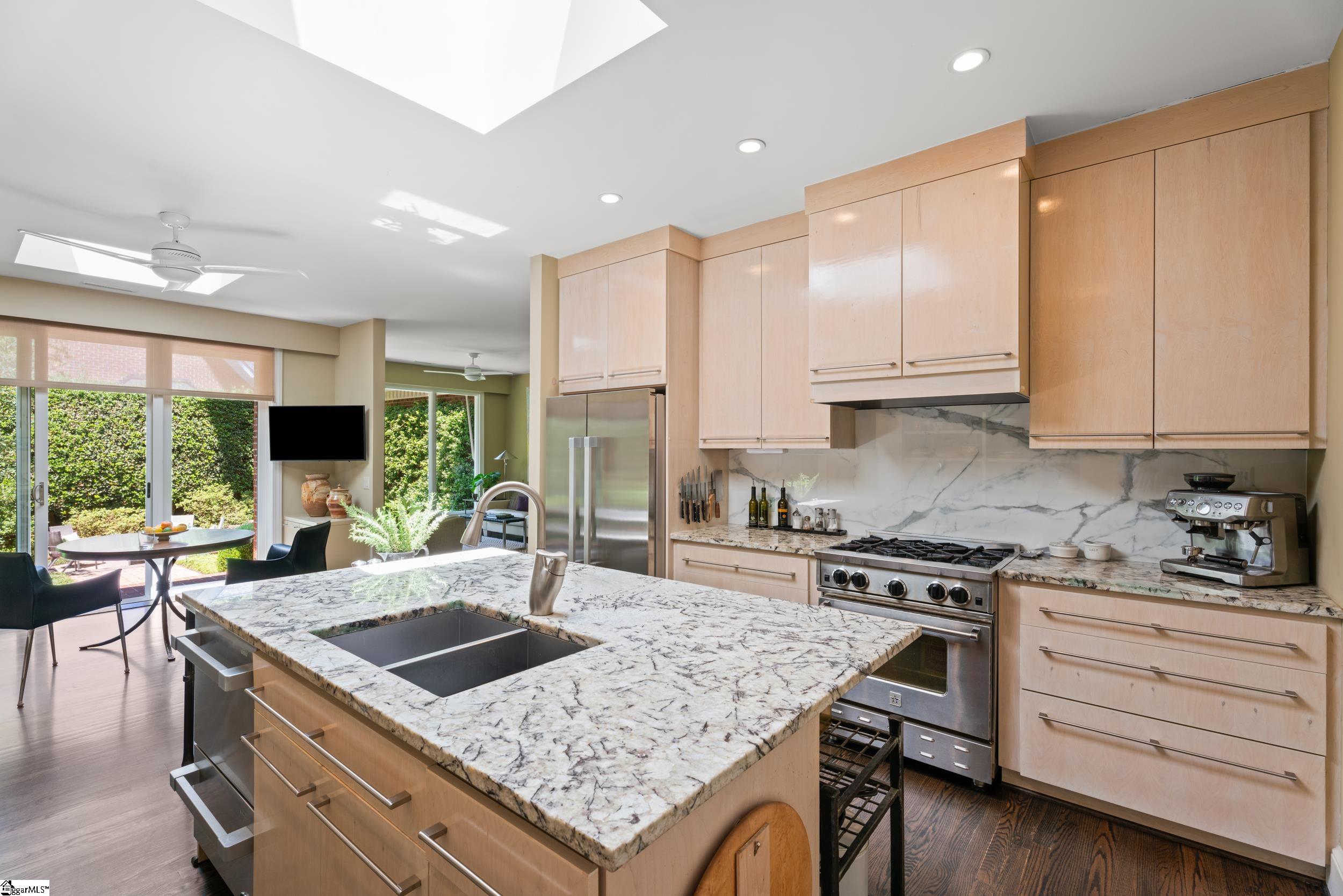 Greenville, South Carolina 29605, United States, 3 Bedrooms Bedrooms, ,3 BathroomsBathrooms,Residential,Contingent,139925