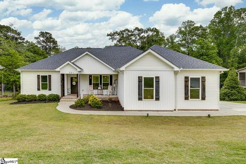 Photo of 221 Glen Laurel Drive, Easley, SC 29642 (MLS # 1590312)