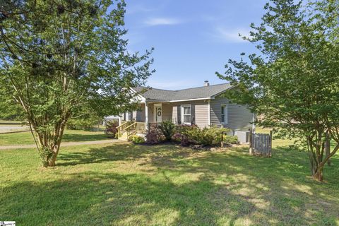 Photo of 335 Guernsey Lane, Spartanburg, SC 29306 (MLS # 1589380)