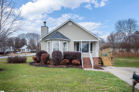 Photo of 401 Fairdale Drive, Simpsonville, SC 29681 (MLS # 1589524)