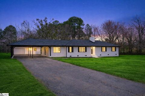 Photo of 409 Mountainview Road, Boiling Springs, SC 29316 (MLS # 1583696)