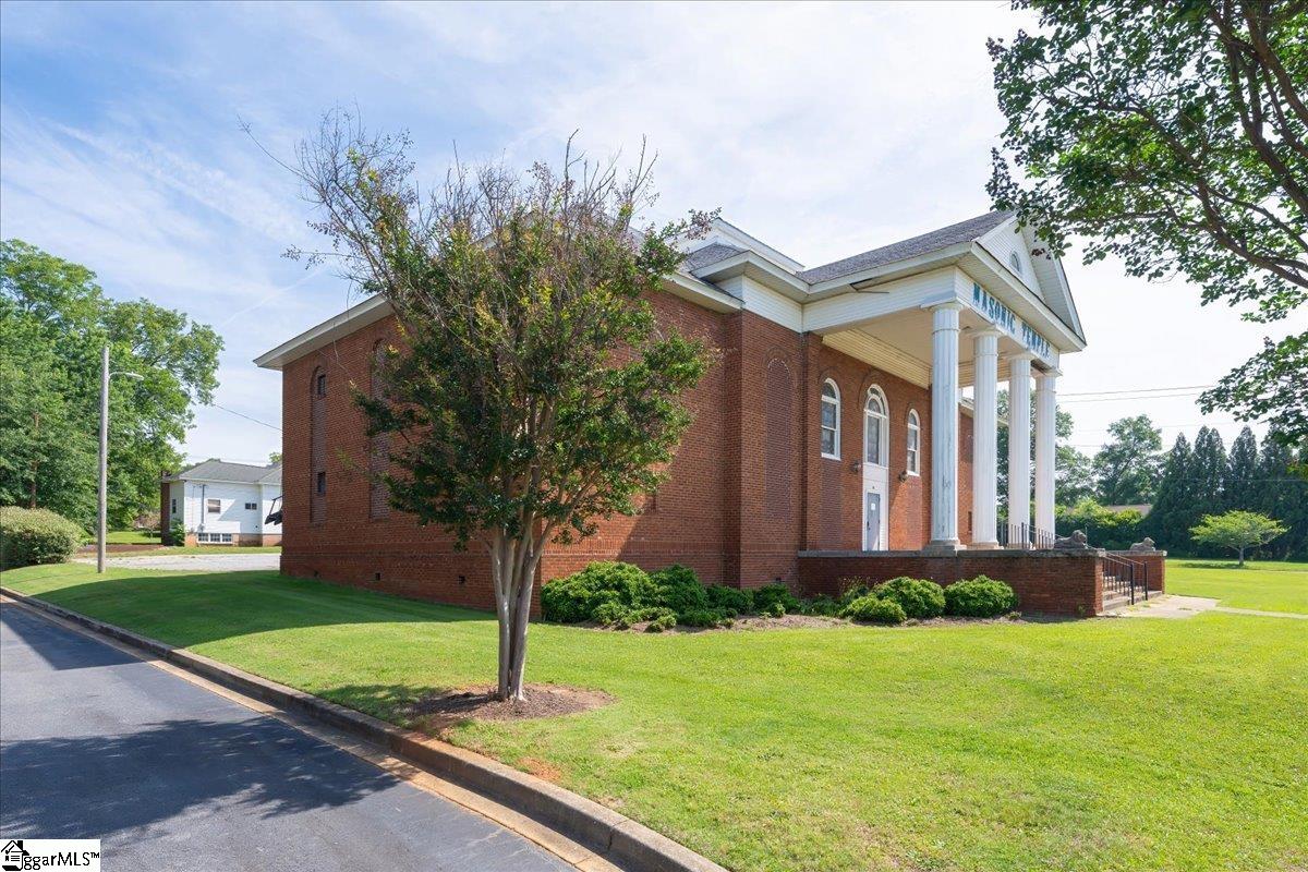 439 NE Main Street