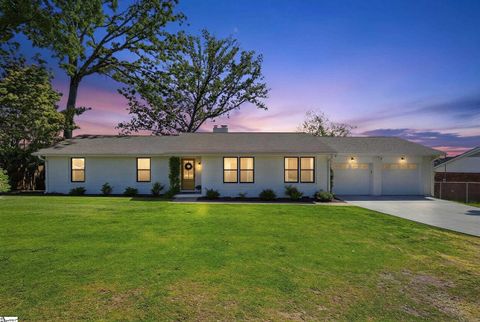 Photo of 205 Wadsworth Road, Spartanburg, SC 29301 (MLS # 1588695)