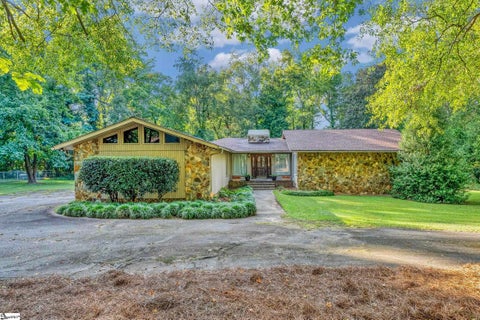 Photo of 307 Seven Oaks Lane, Spartanburg, SC 29301 (MLS # 1606293)