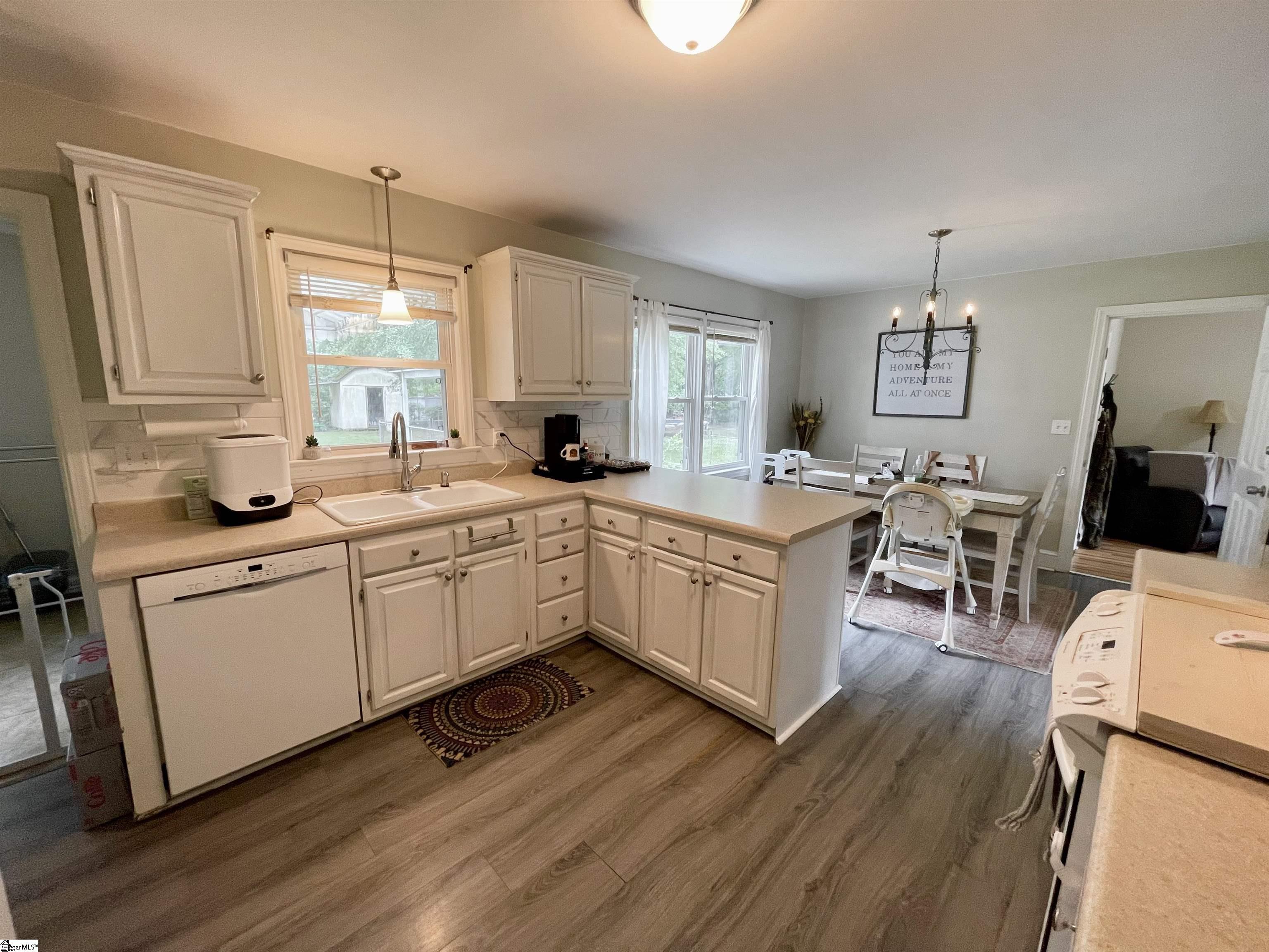 Clinton, South Carolina 29325, United States, 3 Bedrooms Bedrooms, ,2 BathroomsBathrooms,Residential,Contingent,148352