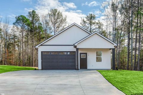 Photo of 10 Pine Drive, Taylors, SC 29687 (MLS # 1576424)