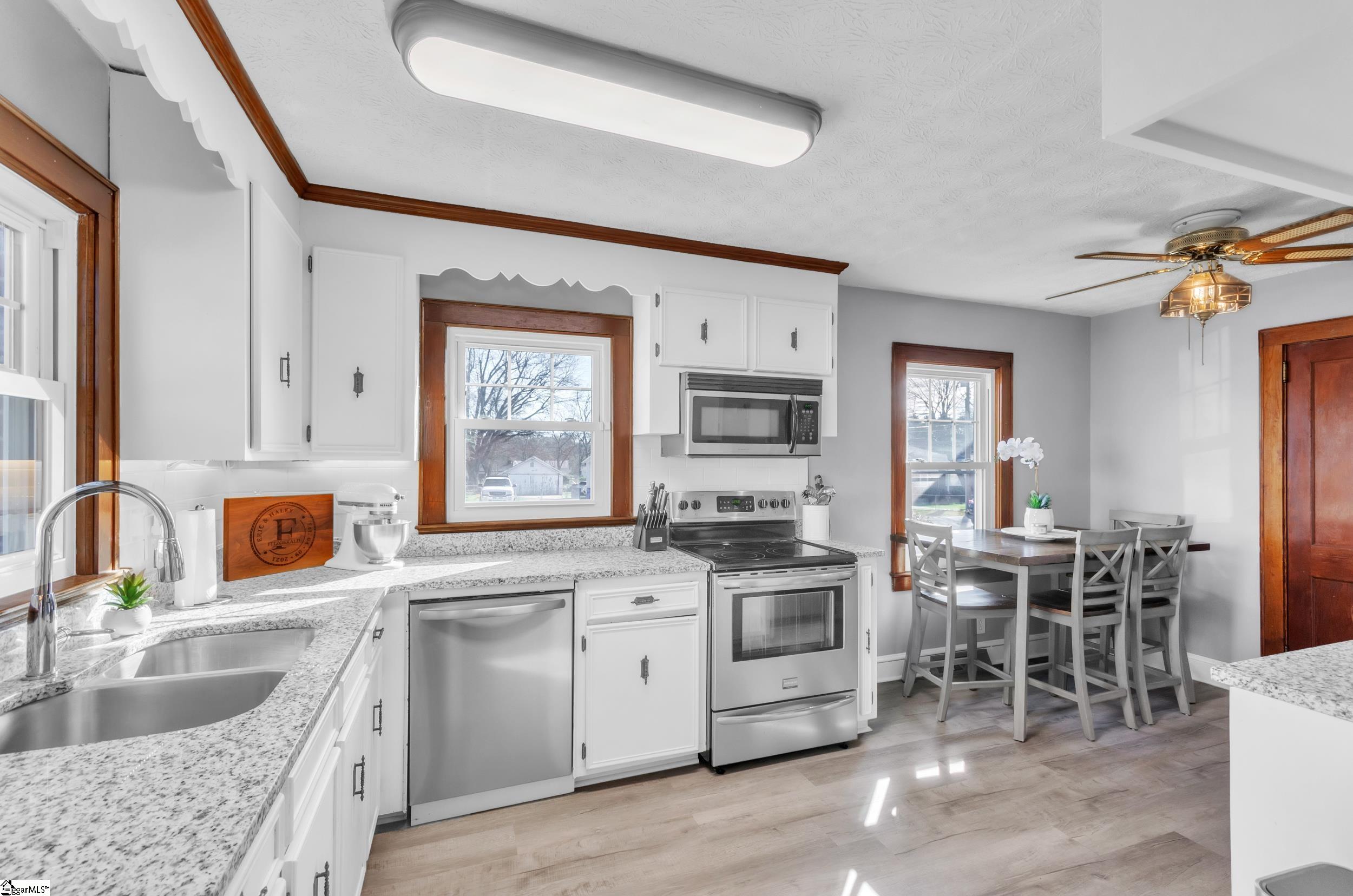 Greenville, South Carolina 29611, United States, 2 Bedrooms Bedrooms, ,2 BathroomsBathrooms,Residential,Contingent,91477