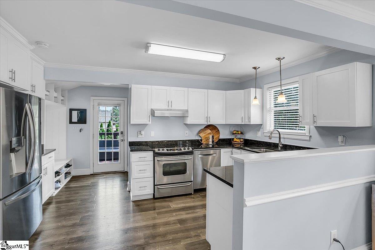 Greenville, South Carolina 29609, United States, 3 Bedrooms Bedrooms, ,2 BathroomsBathrooms,Residential,Contingent,208830