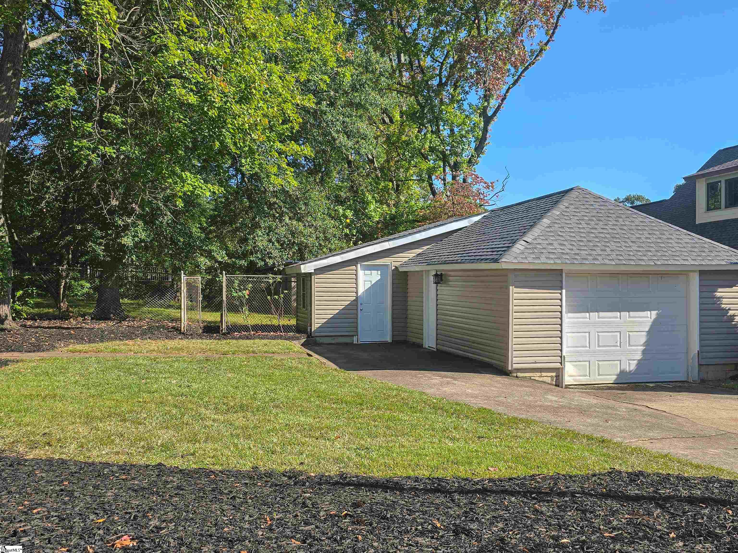 Greenville, South Carolina 29609, United States, 3 Bedrooms Bedrooms, ,2 BathroomsBathrooms,Residential,Contingent,208830