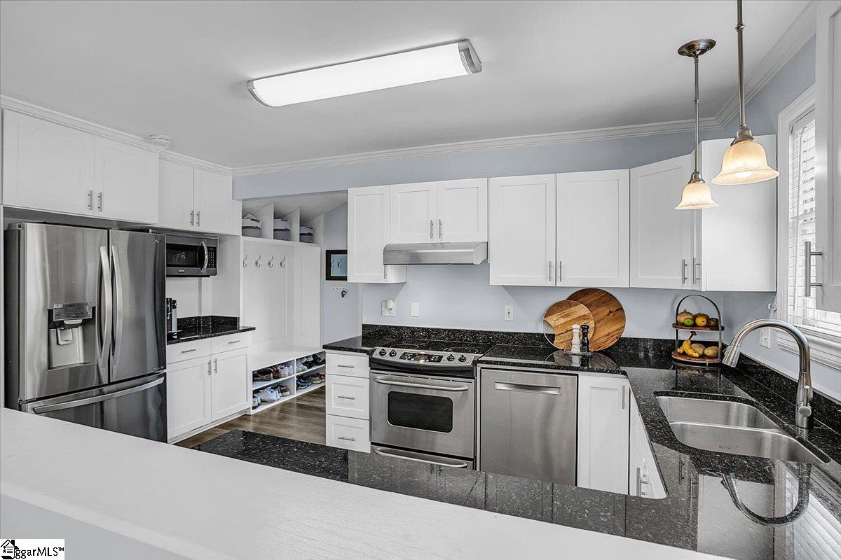 Greenville, South Carolina 29609, United States, 3 Bedrooms Bedrooms, ,2 BathroomsBathrooms,Residential,Contingent,208830