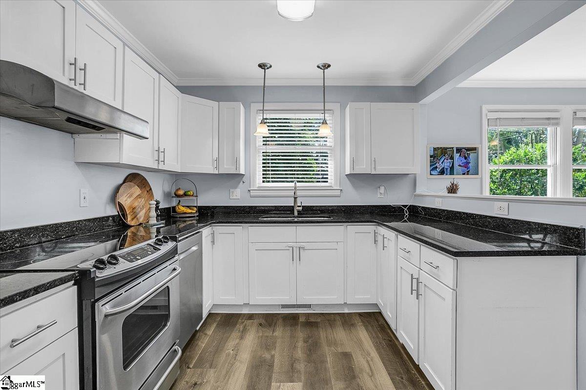 Greenville, South Carolina 29609, United States, 3 Bedrooms Bedrooms, ,2 BathroomsBathrooms,Residential,Contingent,208830