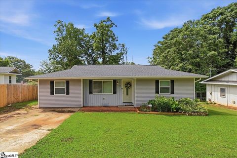 Photo of 96 N Estate Drive, Greenville, SC 29605 (MLS # 1597800)