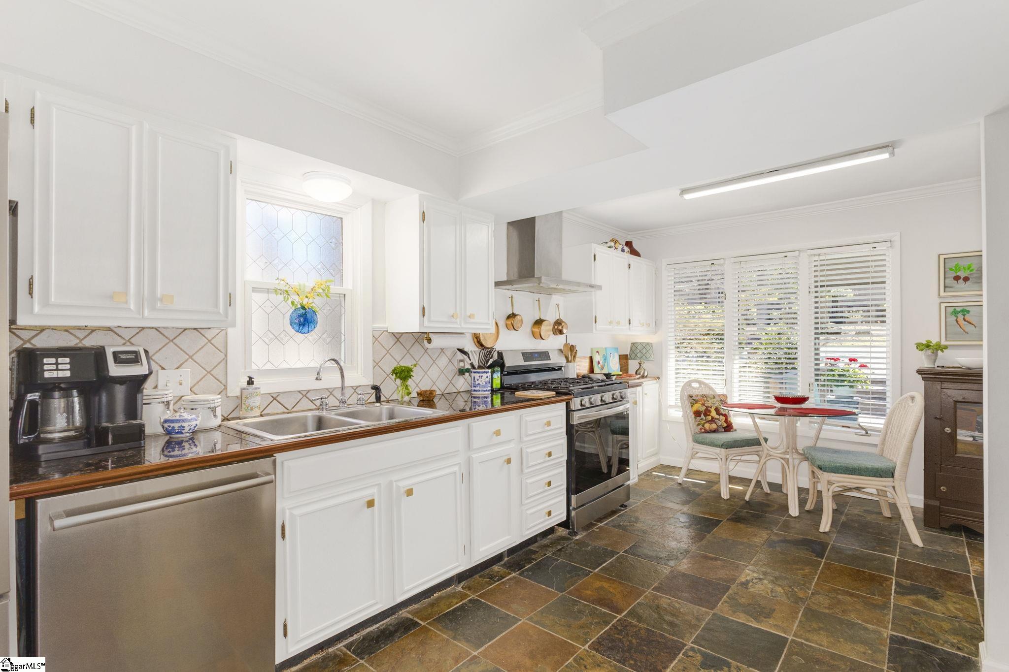 Greenville, South Carolina 29615, United States, 4 Bedrooms Bedrooms, ,4 BathroomsBathrooms,Residential,Contingent,99616